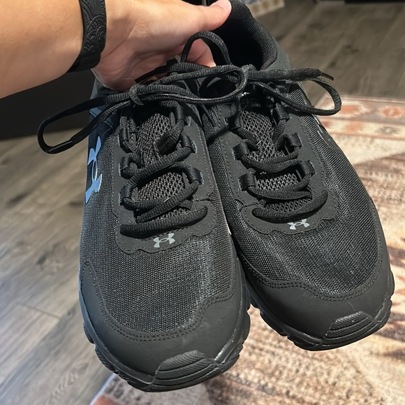 Men’s UA sneakers - Picture 2 of 3